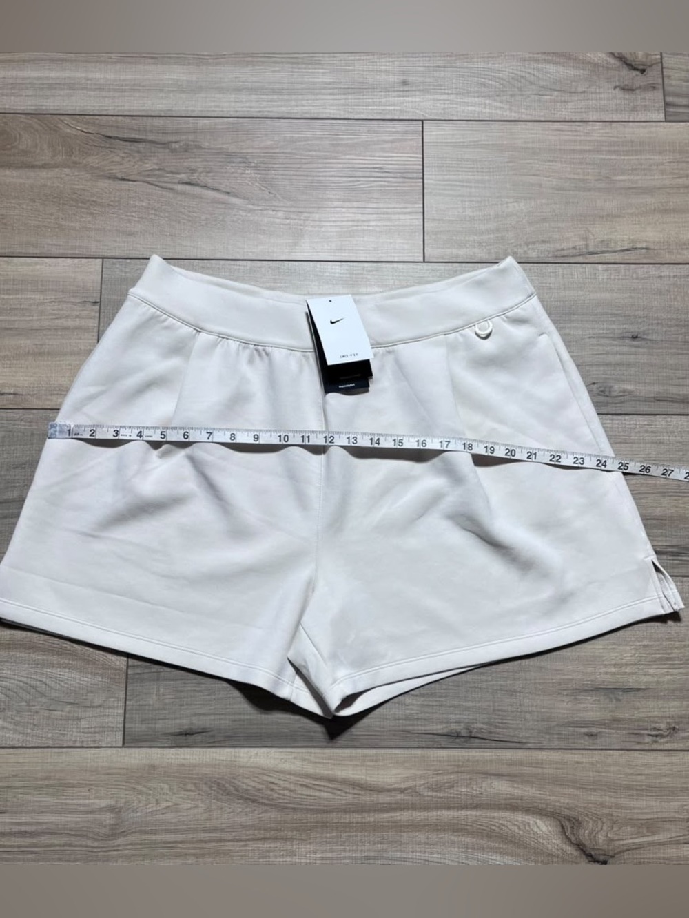 Nike Womens 24.7 Impossiblysoft Mid-Rise Loose 4” Shorts Size XL Light Cream - Picture 3 of 16